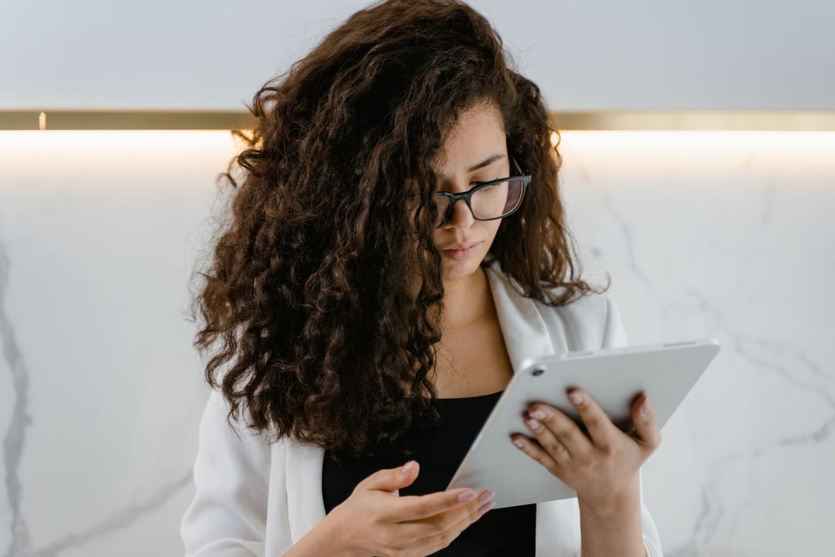 Jeune femme consultant une tablette pour comparer des options